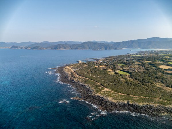 三井楽の海岸線と自然を望む空撮風景