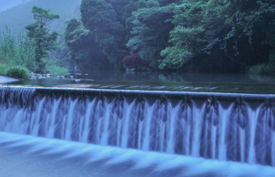 五島列島に息づく、青い水流と豊かな森の癒やし風景
