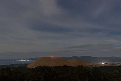 五島列島・夜の静寂：丘の赤い灯と湾の街明かりが誘う神秘の旅