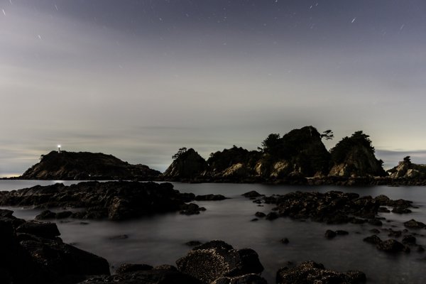 五島列島 魚津ケ崎公園の星降る夜。光跡が描く神秘の海