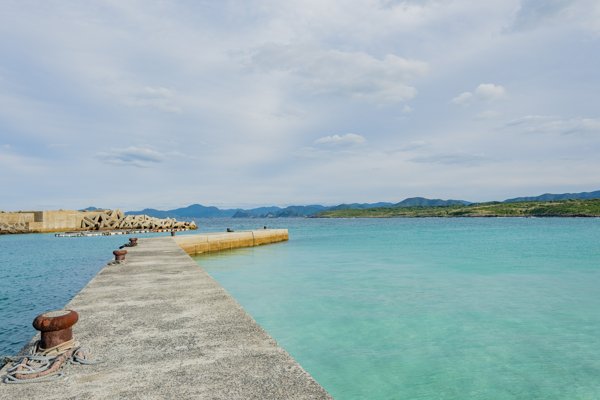 五島列島 穏やかな港の桟橋とエメラルドグリーンの高崎ビーチ