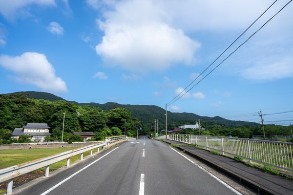 奥浦地区の道と里山風景