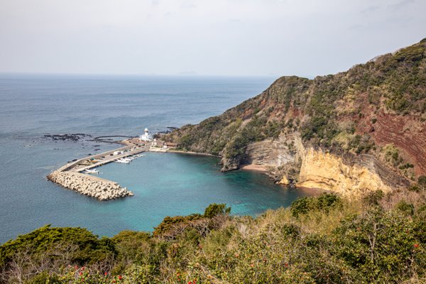赤ダキ断崖、上五島町曽根郷にあるい複雑な地層と赤い土壌が特徴的な海岸の崖②