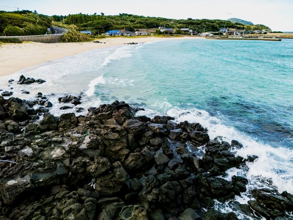 高崎ビーチ 海岸の集落と岩礁