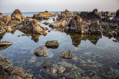 五島列島 穏やかな潮だまりに映る神秘的な奇岩の絶景
