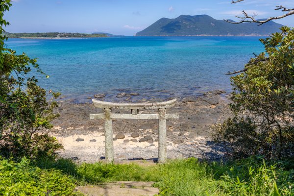 小値賀島・地ノ神島神社の鳥居と青い海