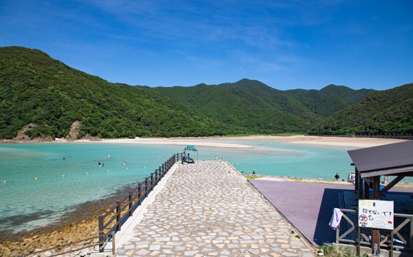 山々に囲まれた夏の頓泊海水浴場
