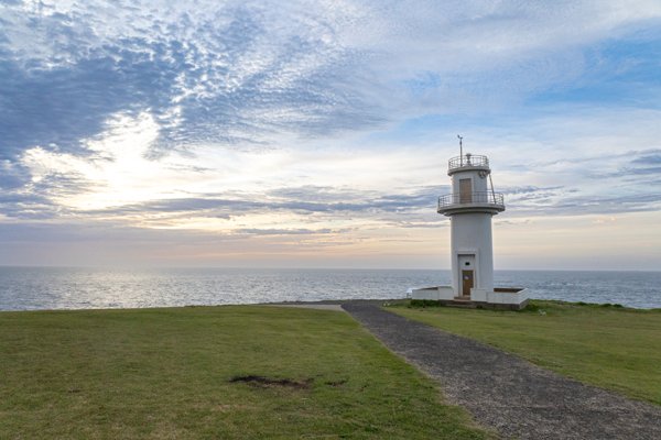 宇久島、対馬瀬灯台と夕暮れの海に広がる雲