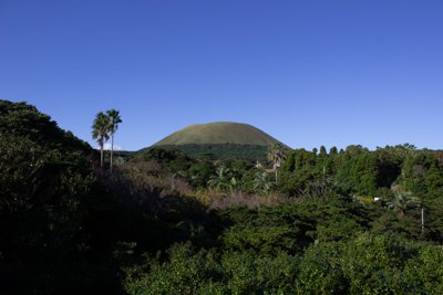 青空と緑が輝く五島列島・福江島のシンボル「鬼岳」