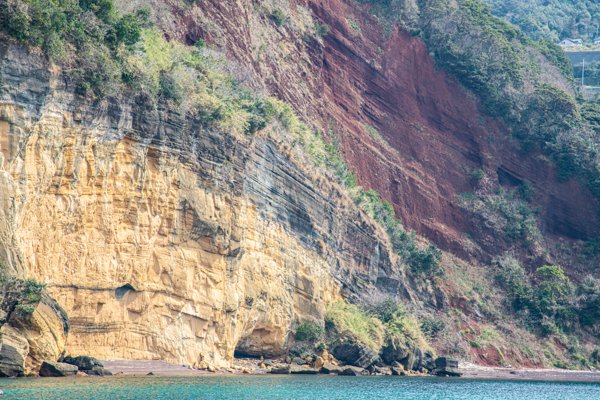 赤ダキ断崖、上五島町曽根郷にあるい複雑な地層と赤い土壌が特徴的な海岸の崖