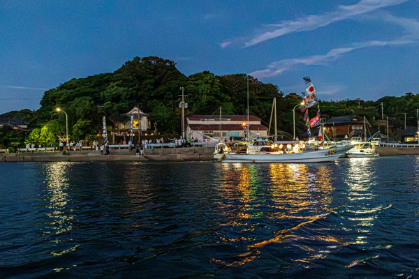 宇久島・竜神祭（ひよひよ祭）夜の港を照らす漁船と祭りの風景