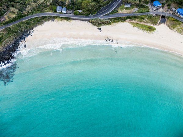 高崎ビーチ 航空写真の白い砂浜とエメラルドグリーンの海