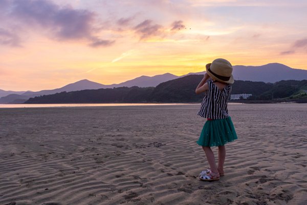 夕焼けに染まる大浜海水浴場