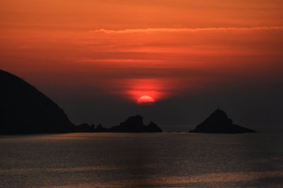 五島列島の海に沈む、茜色の夕日と感動の絶景