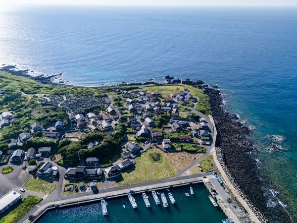 海に面して広がる三井楽町・柏の町並み