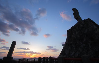 五島列島・福江島：夕焼けに染まる祈りの像と海が織りなす絶景