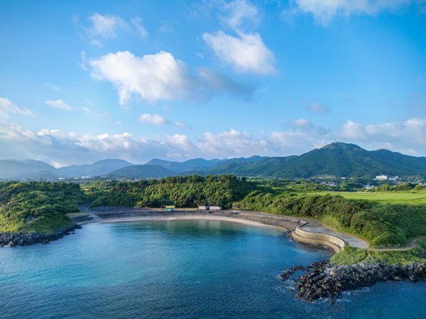 岐宿・浜田海水浴場と山並み