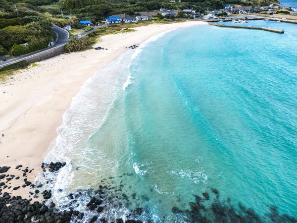 高崎ビーチ 湾曲する海岸線と小さな漁港