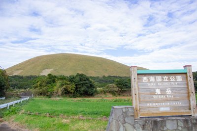 五島列島・五島市 鬼岳の雄大な草原と青空、西海国立公園の絶景