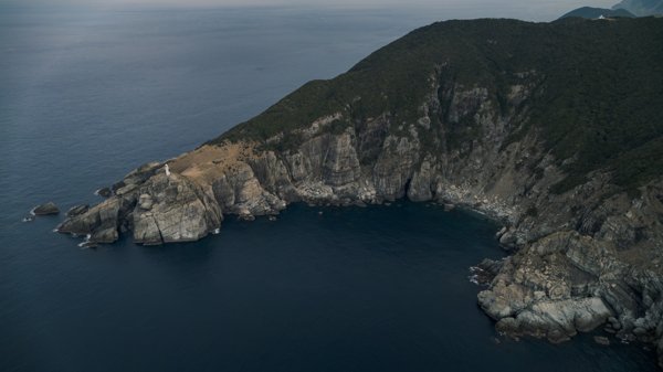 大瀬埼灯台と切り立つ断崖の海岸線