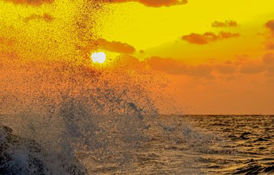 五島列島を染める夕焼け：波しぶきが踊る黄金の海原