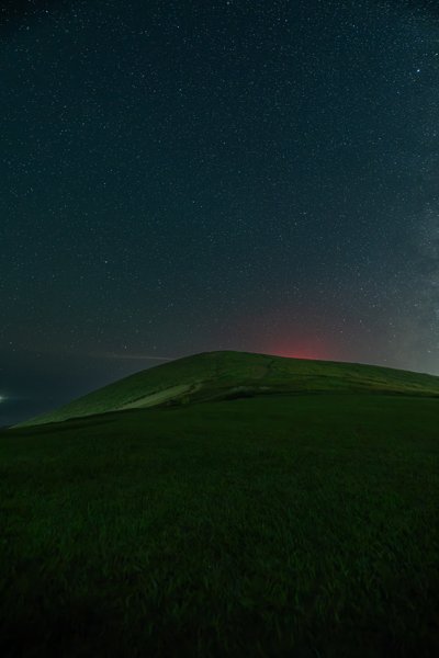 鬼岳の緑の丘と満天の星空