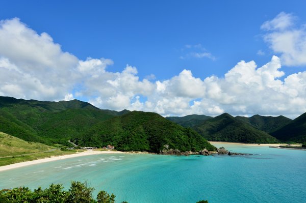 夏空と青い海が広がる高浜海水浴場｜五島列島・福江島