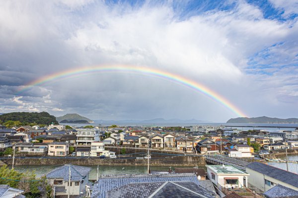 福江の町並みと海に架かる大きな虹
