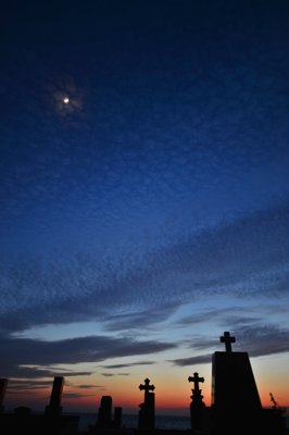 五島列島、夕暮れの墓地と三日月：神聖な静寂