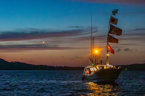 宇久島・竜神祭（ひよひよ祭）大漁旗と灯りが彩る夕暮れの海