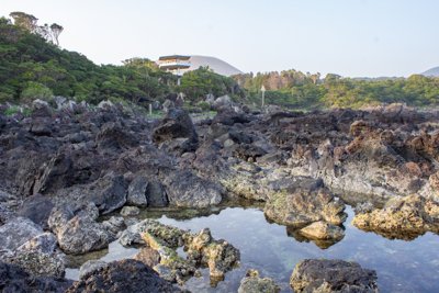 五島列島に広がる神秘の溶岩海岸と透明な潮溜まりの絶景