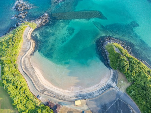 青い海に囲まれた浜田海水浴場
