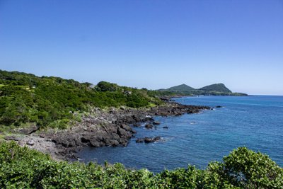 長崎五島列島、夏の青空と岩礁が輝く海岸絶景