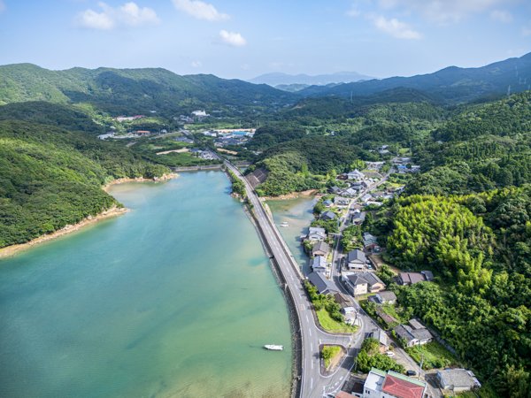 奥浦湾沿いに広がる集落を上空から