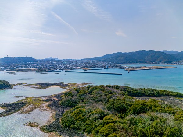 海岸から望む富江の港と町並み