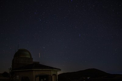 静寂に包まれた五島列島の夜、天文台と無数の星が織りなす絶景