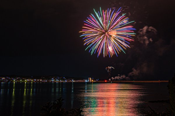 三井楽まつりの夜空を彩る色鮮やかな花火