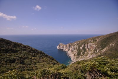 紺碧の海に白亜の灯台が映える、五島列島・大瀬崎灯台の絶景 