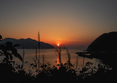 長崎五島列島で出会う、海を茜色に染める夕焼けの絶景