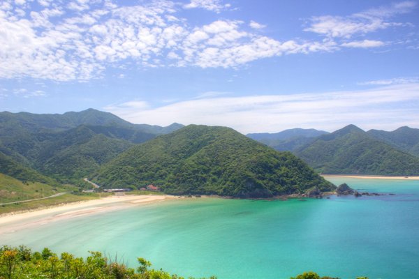 高台から望む高浜海水浴場｜エメラルドグリーンの海