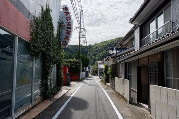 奈留島の昔ながらの建物とレトロな看板が残る路地