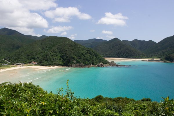 夏の高浜海水浴場を一望｜福江島の青い海と白い砂浜