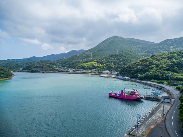 奥浦湾と船のある風景