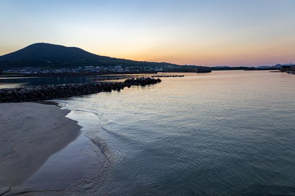 五島市崎山地区にある、白浜海岸。夕暮れの港と静かな海