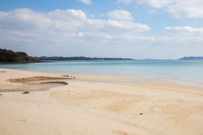 五島列島・福江島、S字小川が流れるエメラルドの砂浜