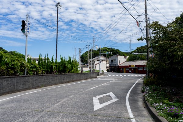 奈留島の緑豊かな山々に囲まれた町の交差点