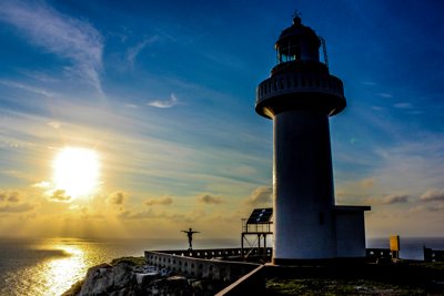 五島列島に立つ灯台と夕焼け空。旅人の心を掴む絶景