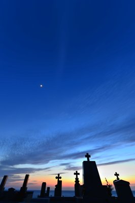 五島列島の夕焼けと十字架が織りなす荘厳な祈りの風景