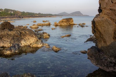 長崎五島列島、穏やかな海に佇む岩礁の絶景：透明度際立つ入り江