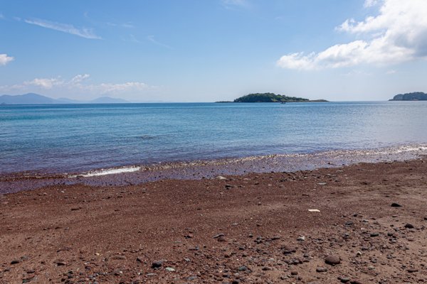 小値賀島・赤浜海岸の赤い砂礫と穏やかな海